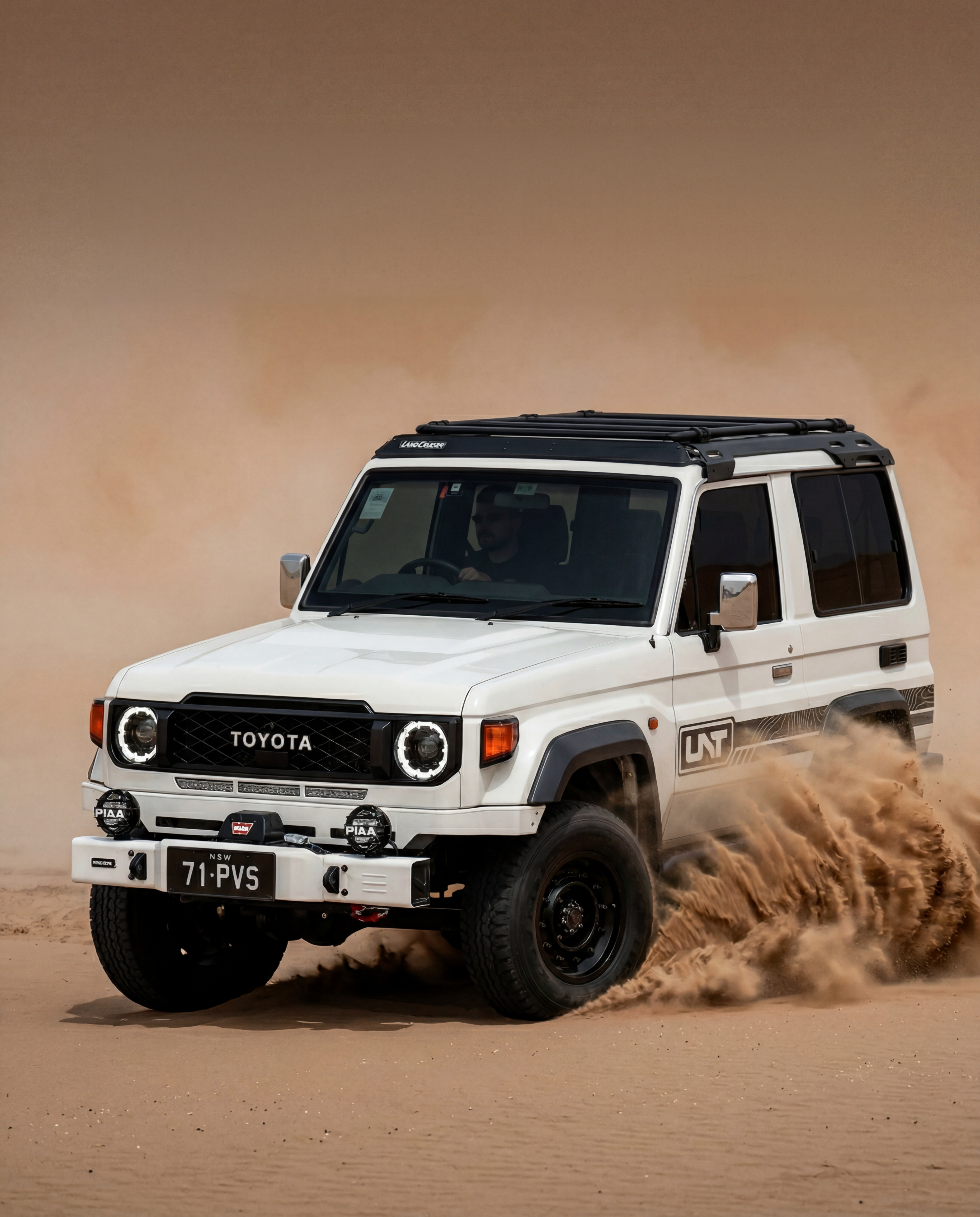 Urnieta LandCruiser 70 Series in the desert