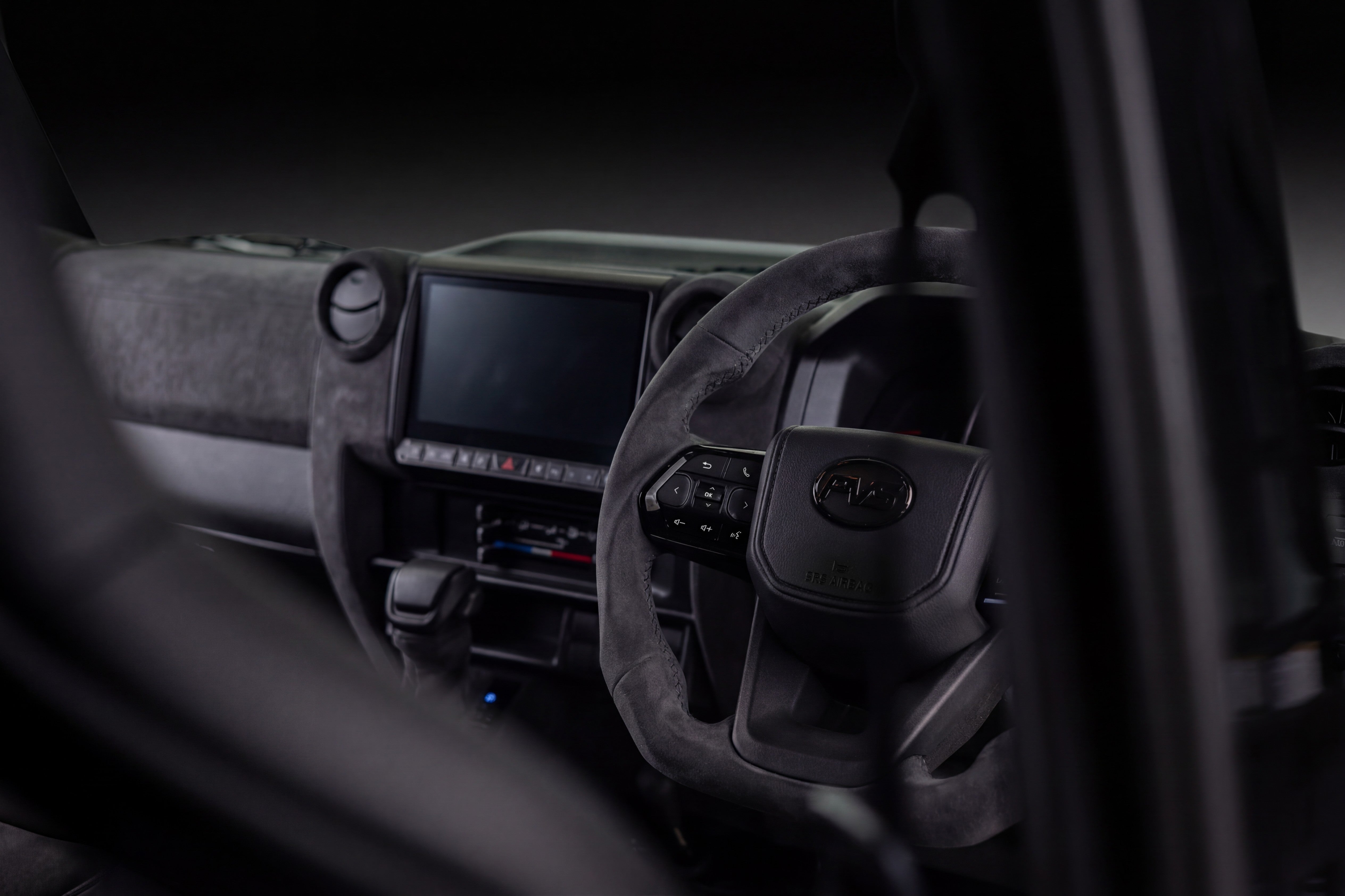 Wheel through spokes headunit behind